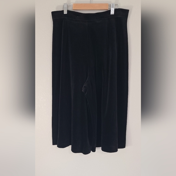 Elegant Black Wide Leg Culottes - Picture 3 of 8
